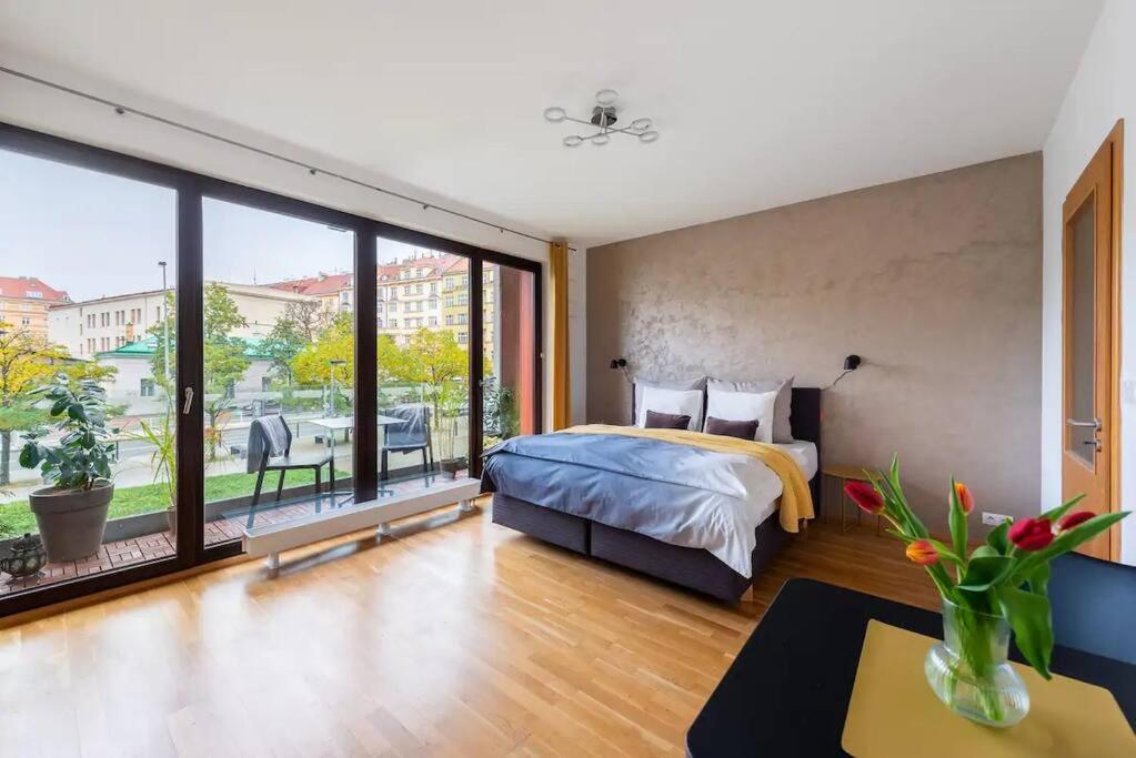 Apartment W/ Free Garage Parking Прага Экстерьер фото