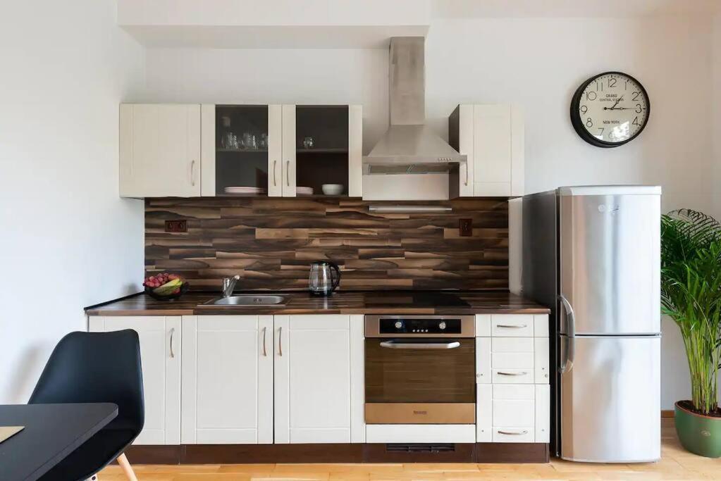 Apartment W/ Free Garage Parking Прага Экстерьер фото