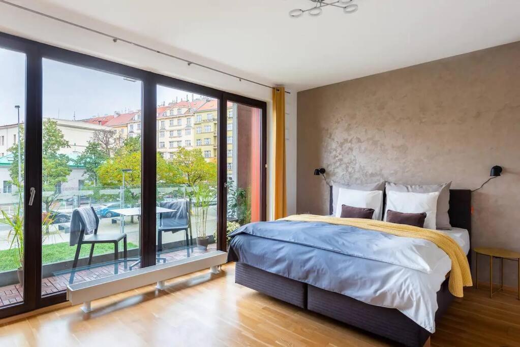 Apartment W/ Free Garage Parking Прага Экстерьер фото